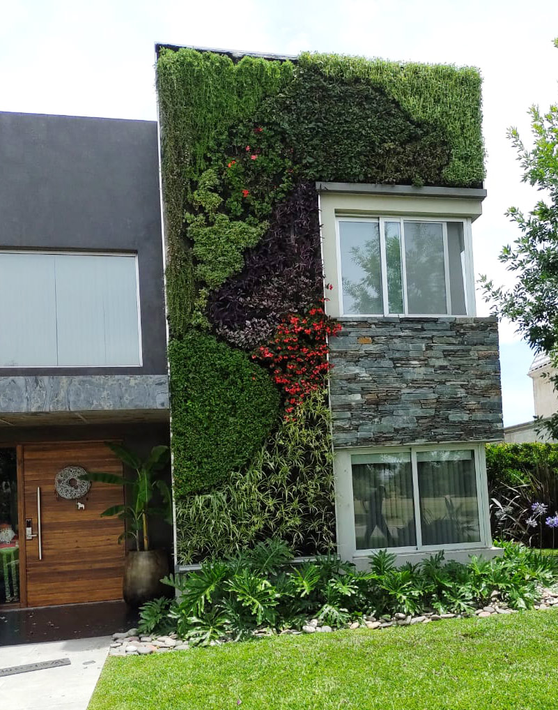 Beneficios de los jardines verticales para mejorar tu diseño en exteriores