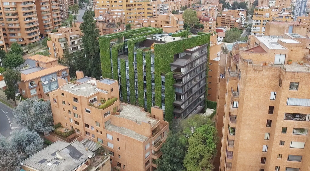 Instala un jardín vertical en un edificio alto y disfruta de la naturaleza urbana